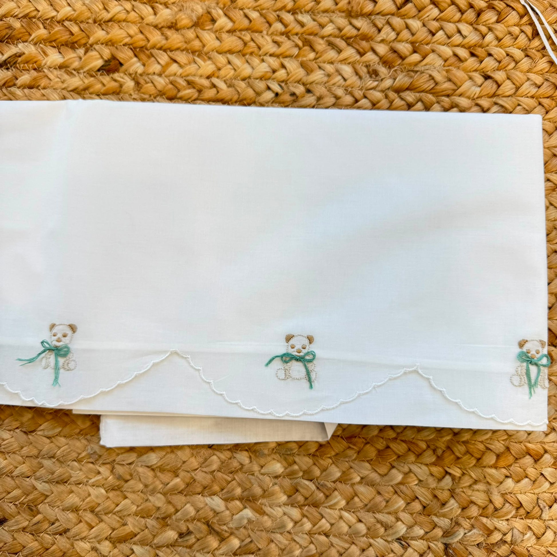 Lenzuola baby culla in cotone batista bianco con orsetti ricamati e fiocchi verdi per corredino nascita neonato