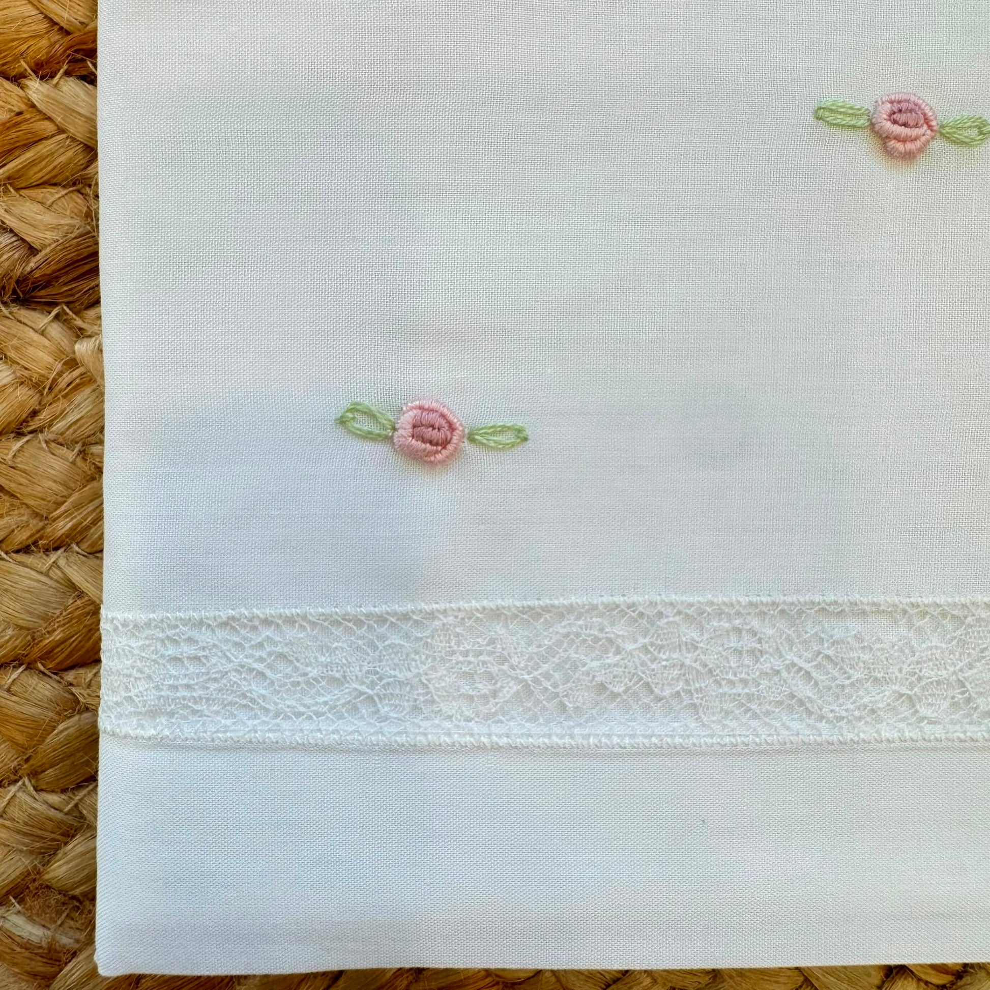 Lenzuola neonata in batista bianca con piccoli fiori ricamati rosa