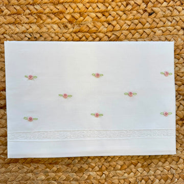 Lenzuola neonata in batista bianca con piccoli fiori ricamati rosa