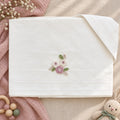 Completo lenzuola neonata in cotone bianco con fiori crochet rosa e bianchi per baby culla
