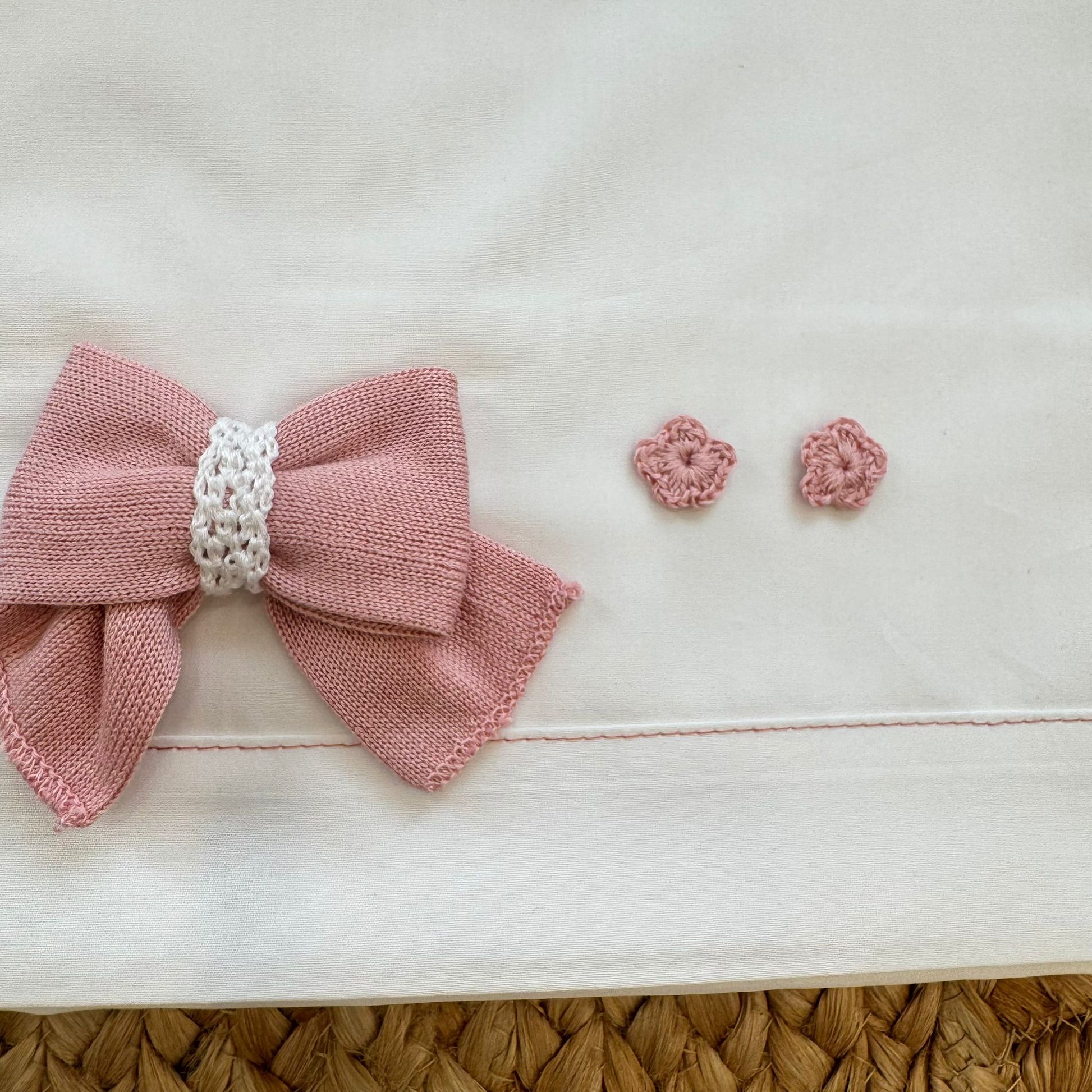 Particolare cuciture e finiture sartoriali delle lenzuola neonata in cotone