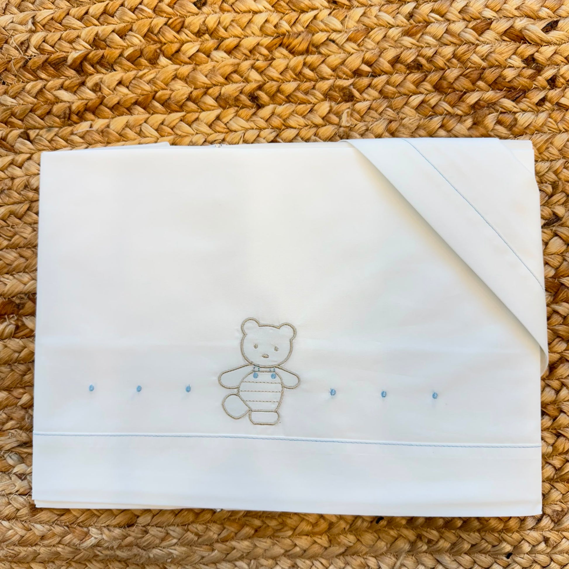 Set lenzuola neonato in 100% cotone con ricamo orsetto composto da lenzuolo sopra, sotto con angoli e federa.