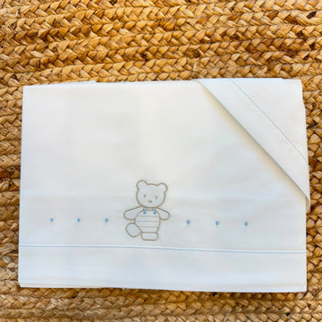 Set lenzuola neonato in 100% cotone con ricamo orsetto composto da lenzuolo sopra, sotto con angoli e federa.
