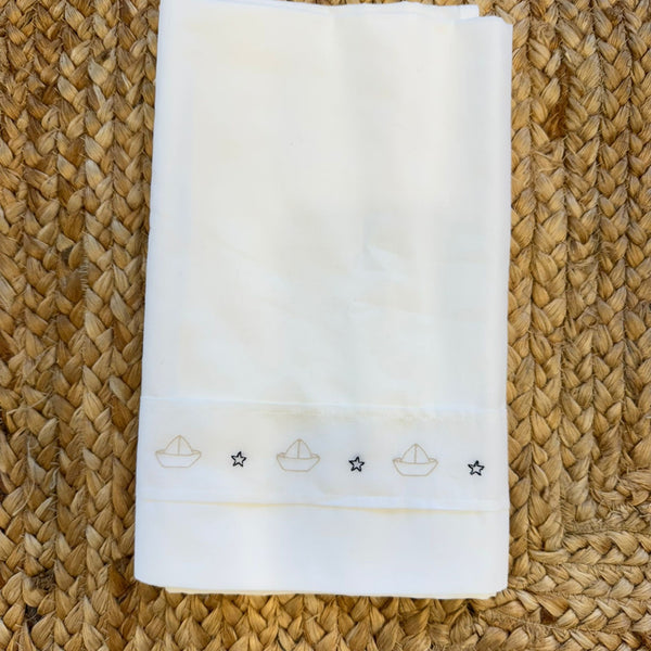 Lenzuola neonato in cotone panna con barchette ricamate a mano