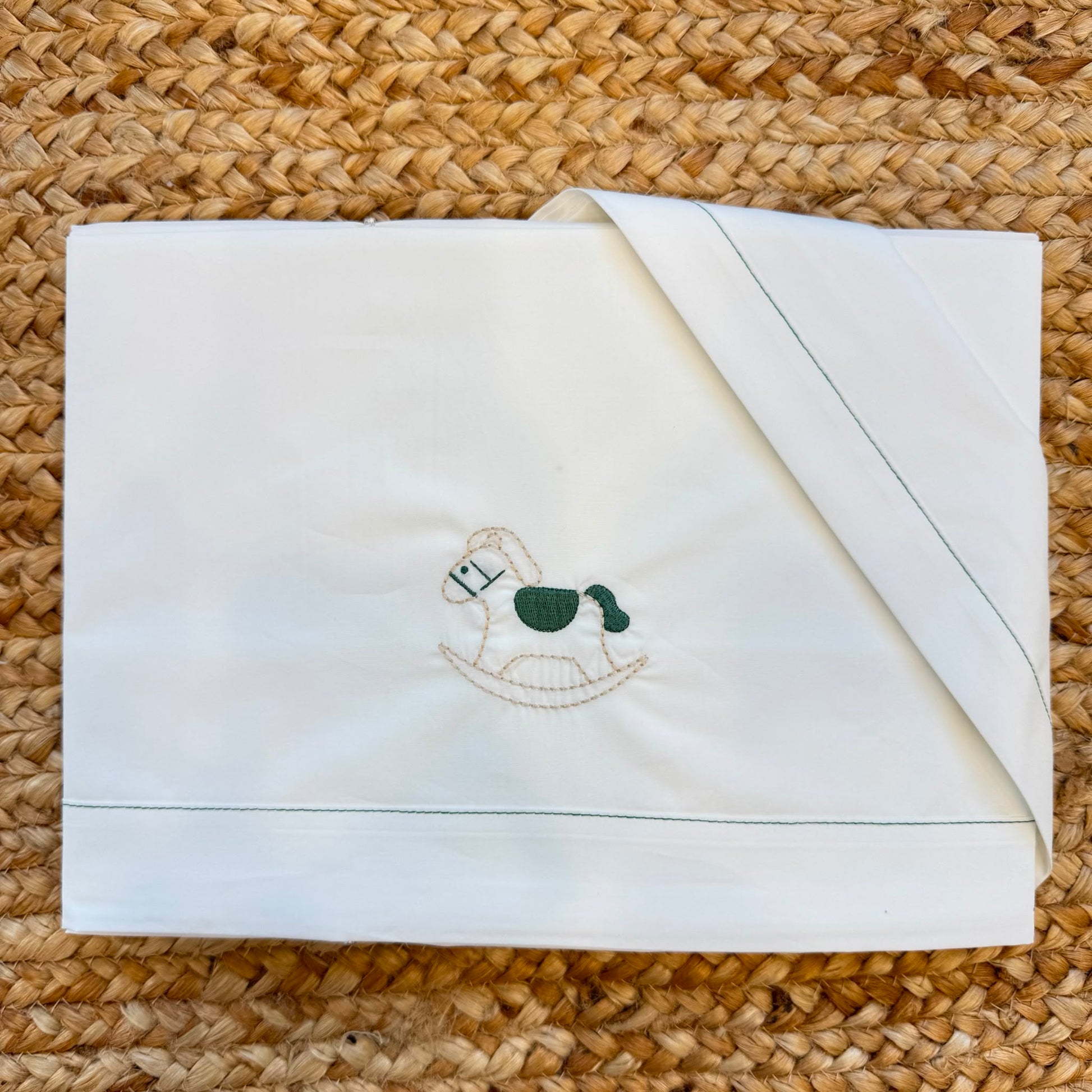 Set lenzuola neonato in 100% cotone con ricamo cavallino composto da lenzuolo sopra, sotto e federa.