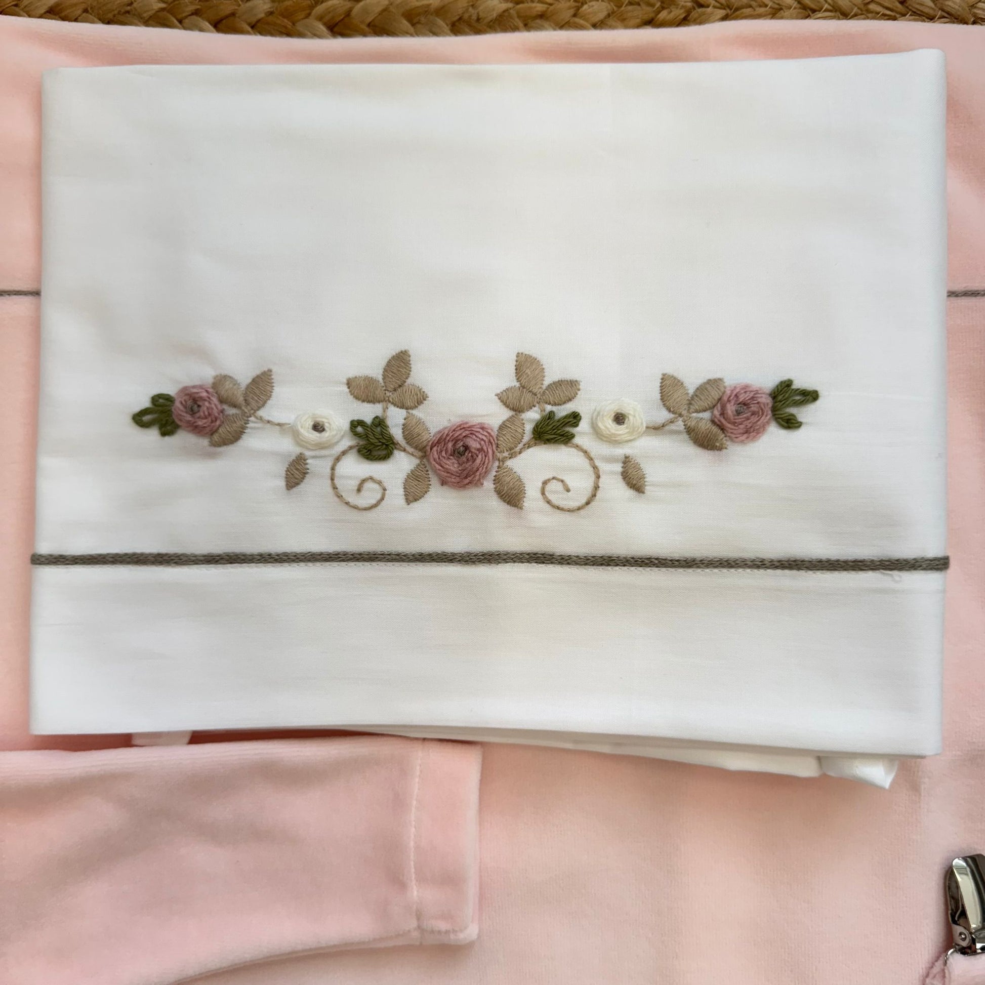 lenzuola neonata bianche con ricamo floreale rosa e verde