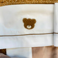 Uscita clinica neonato in ciniglia composta da 5 pezzi coordinati con copertina, tutina 80% cotone 20% poliestere, cappellino e bavetta. Elegante completo nascita beige con dolce orsetto.