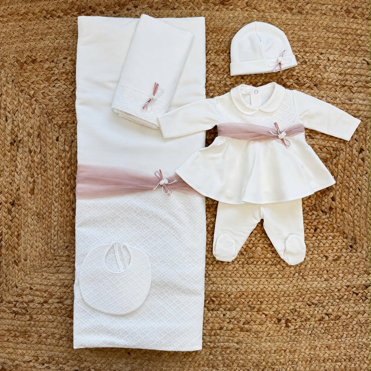 Uscita clinica neonata in caldo cotone bianca con copertina sfoderabile 65x85 e cappellino coordinato