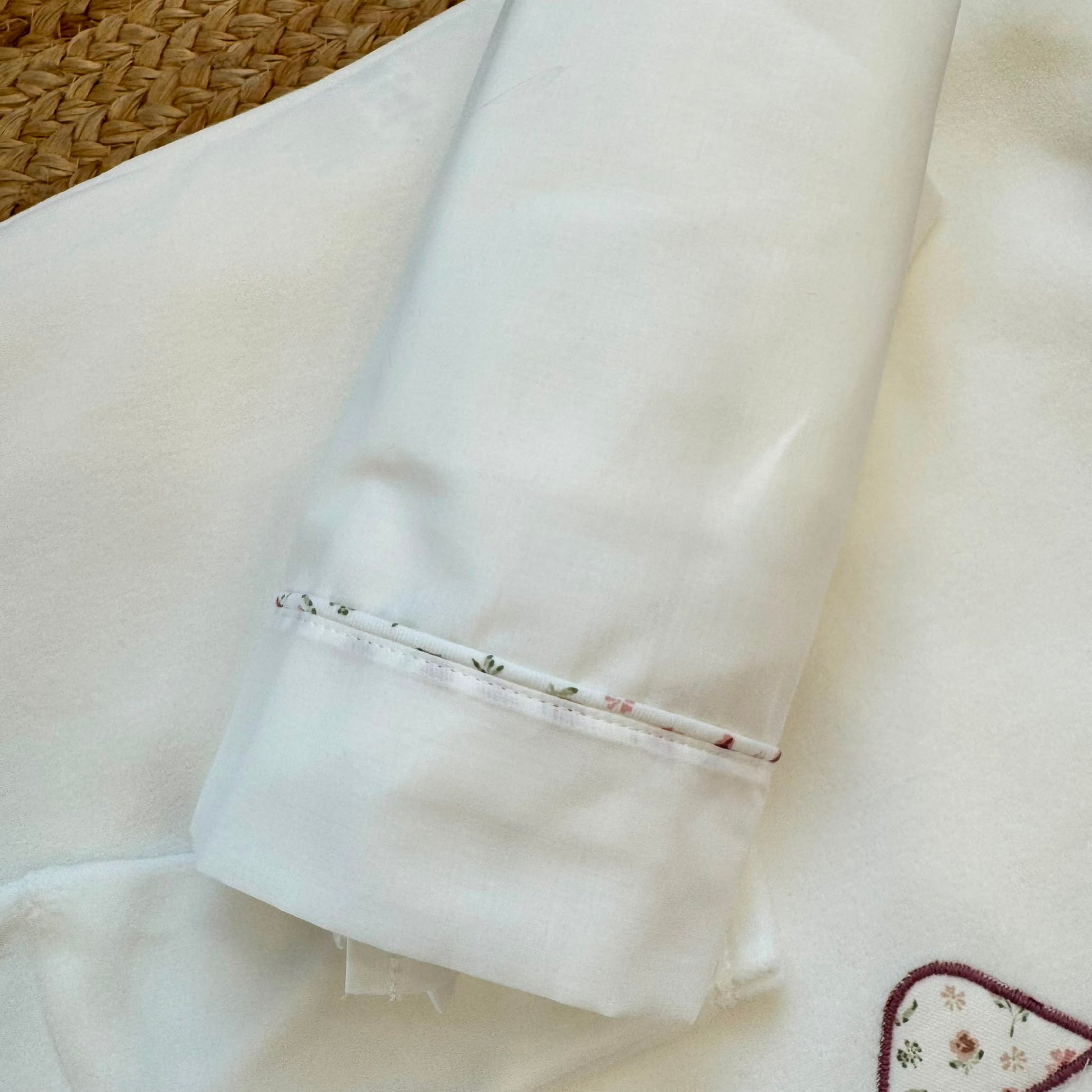 Tutina in ciniglia panna e malva con ricamo chiocciolina e casetta.