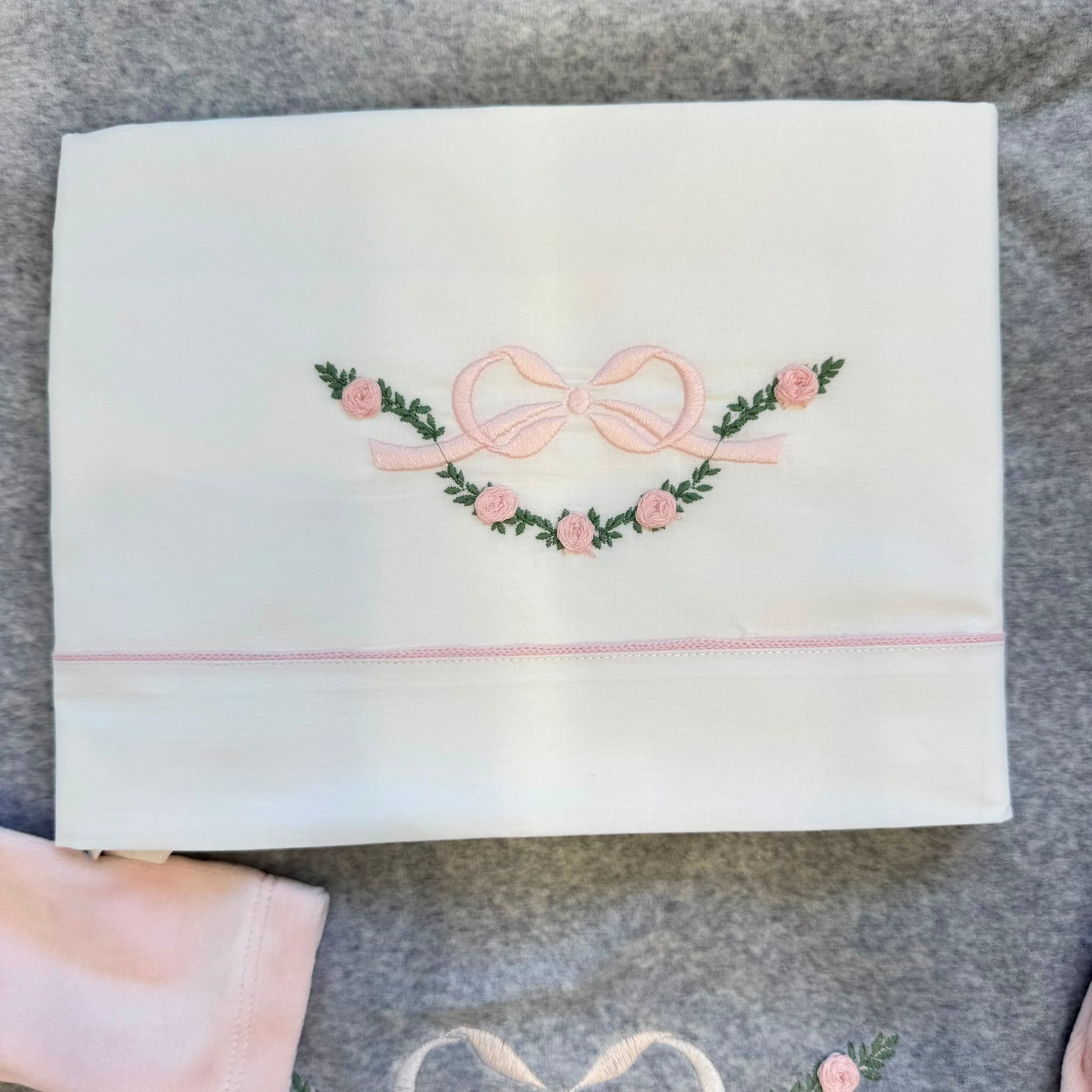 Uscita clinica neonata in ciniglia rosa con copertina, tutina e accessori coordinati