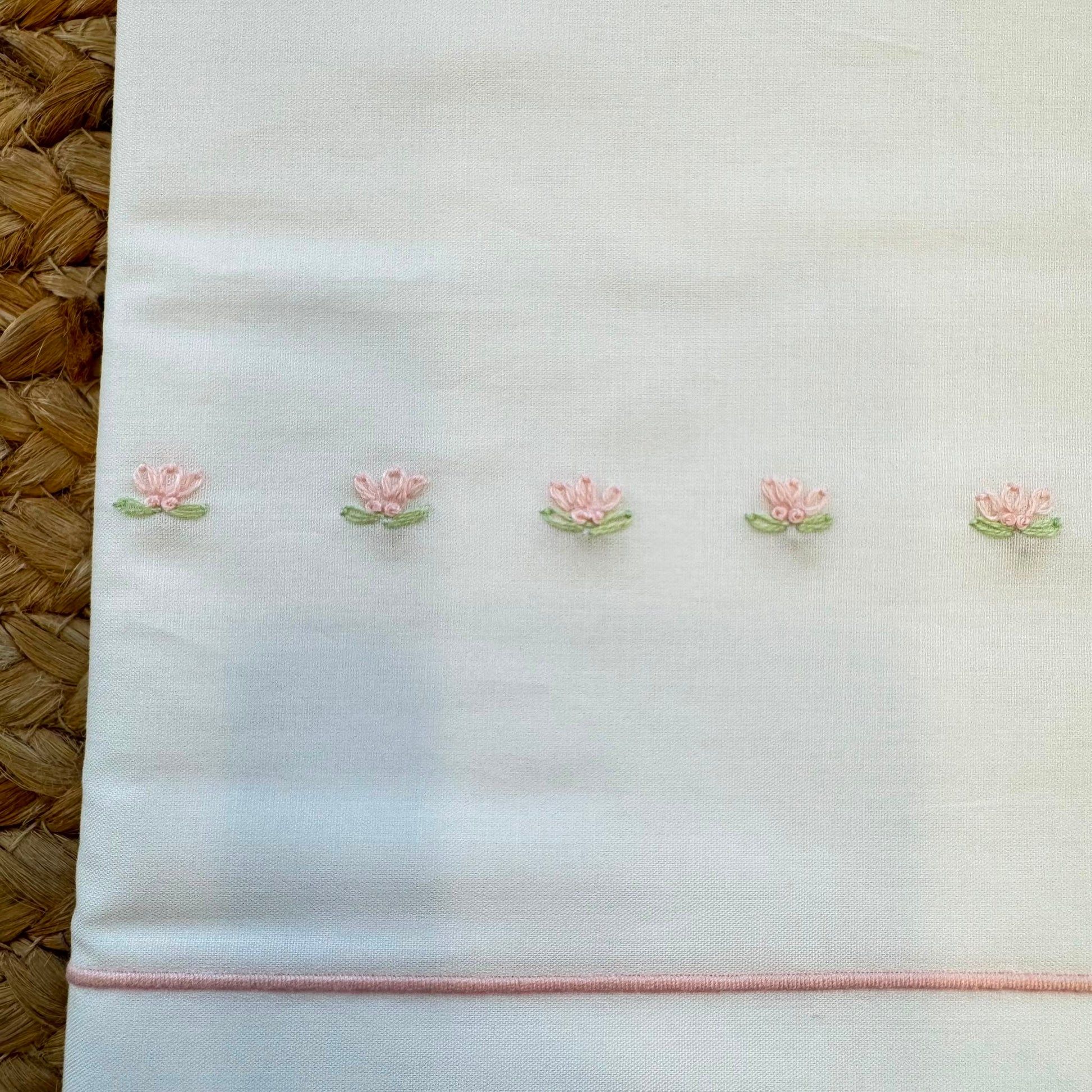 Lenzuola baby culla in cotone batista bianco con ricamo floreale rosa per corredino nascita bimba