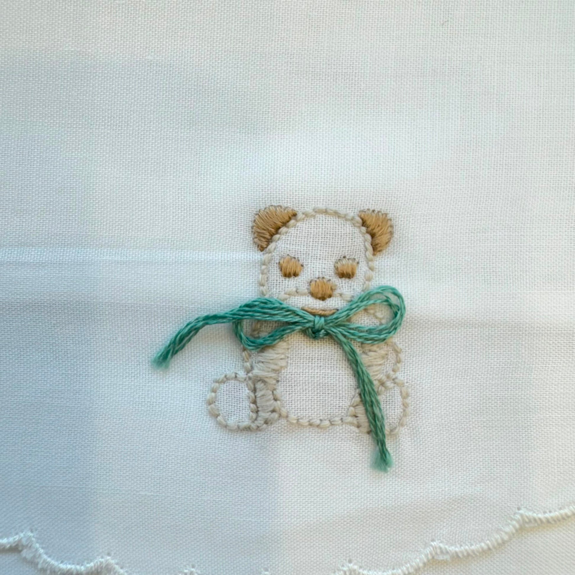 Lenzuola baby culla in cotone batista bianco con orsetti ricamati e fiocchi verdi per corredino nascita neonato