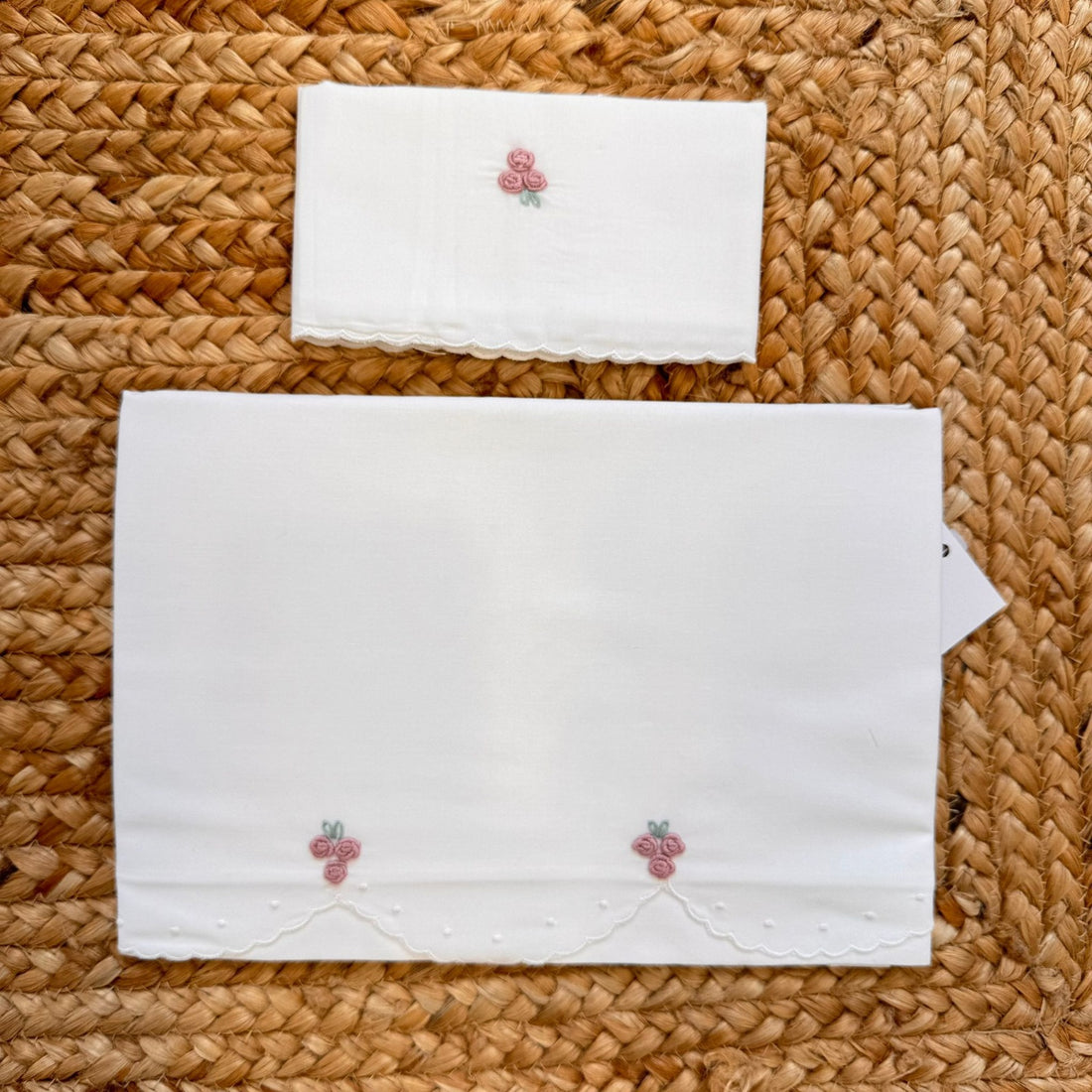 lenzuolino neonata batista bianca ricamo roselline rosa antico verde salvia completo