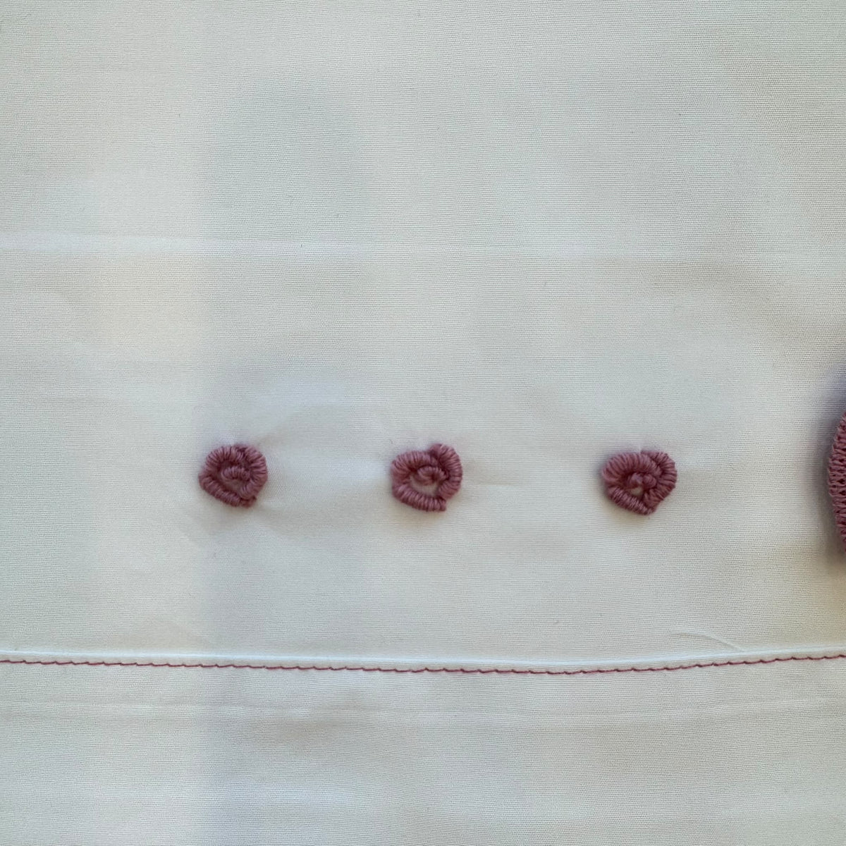 Completo lenzuola neonata in cotone bianco con fiocco rosa Marsala per baby culla