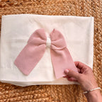 Lenzuolino in cotone panna per neonata con maxi fiocco rosa in maglia, ideale per corredino autunno inverno