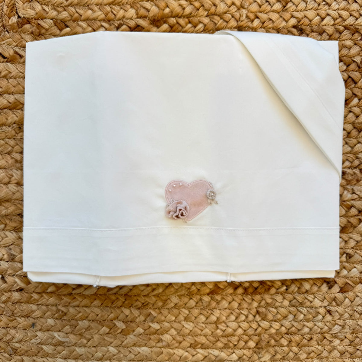 Completo lenzuola neonata in cotone bianco latte con cuore rosa per baby culla