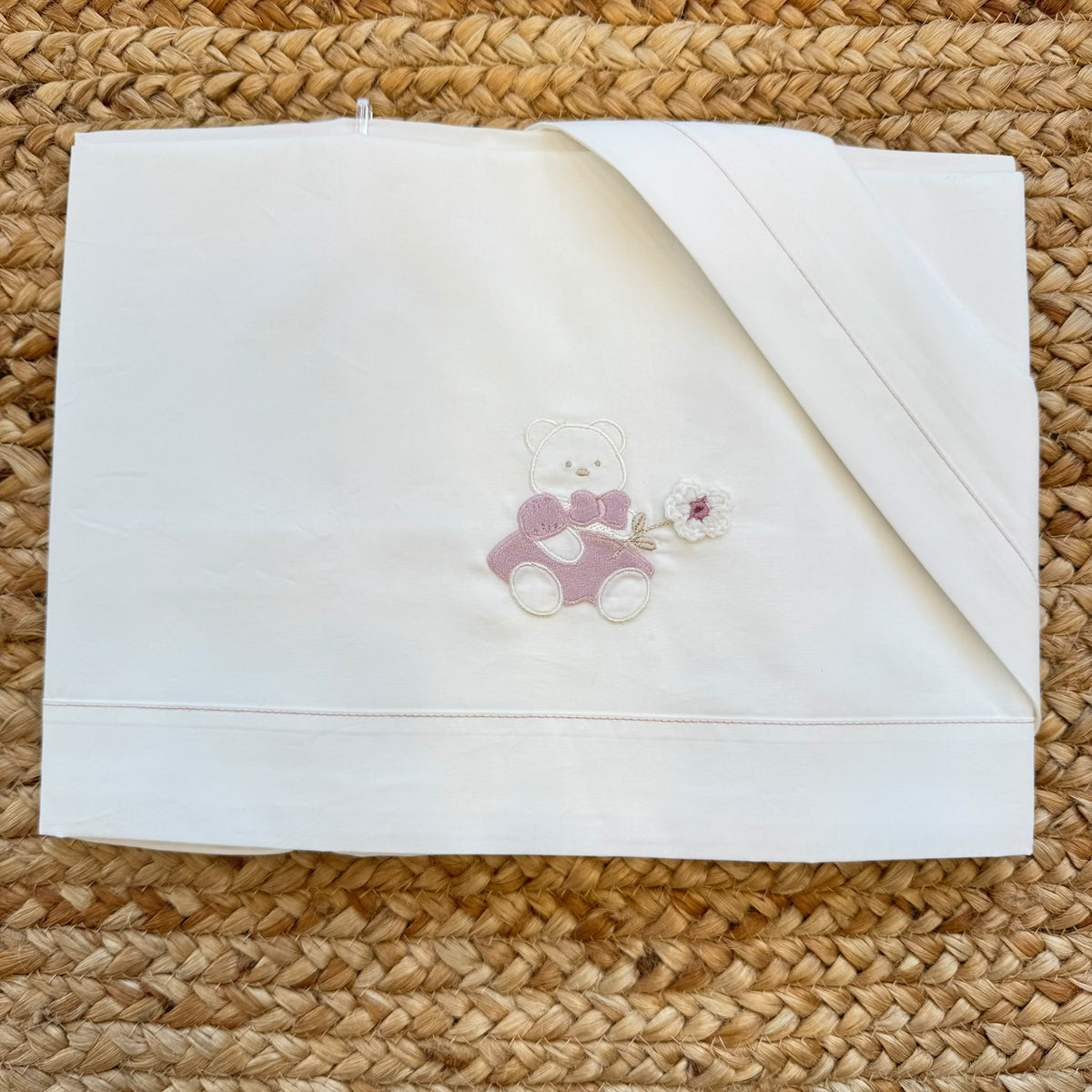 Completo lenzuola neonata in cotone latte rosato con orsetto ricamato per baby culla