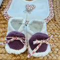 Uscita clinica neonata in ciniglia bianco panna e prugna con tutina, copertina sfoderabile, bavetta, cappellino, scarpine e lenzuolino coordinati.
