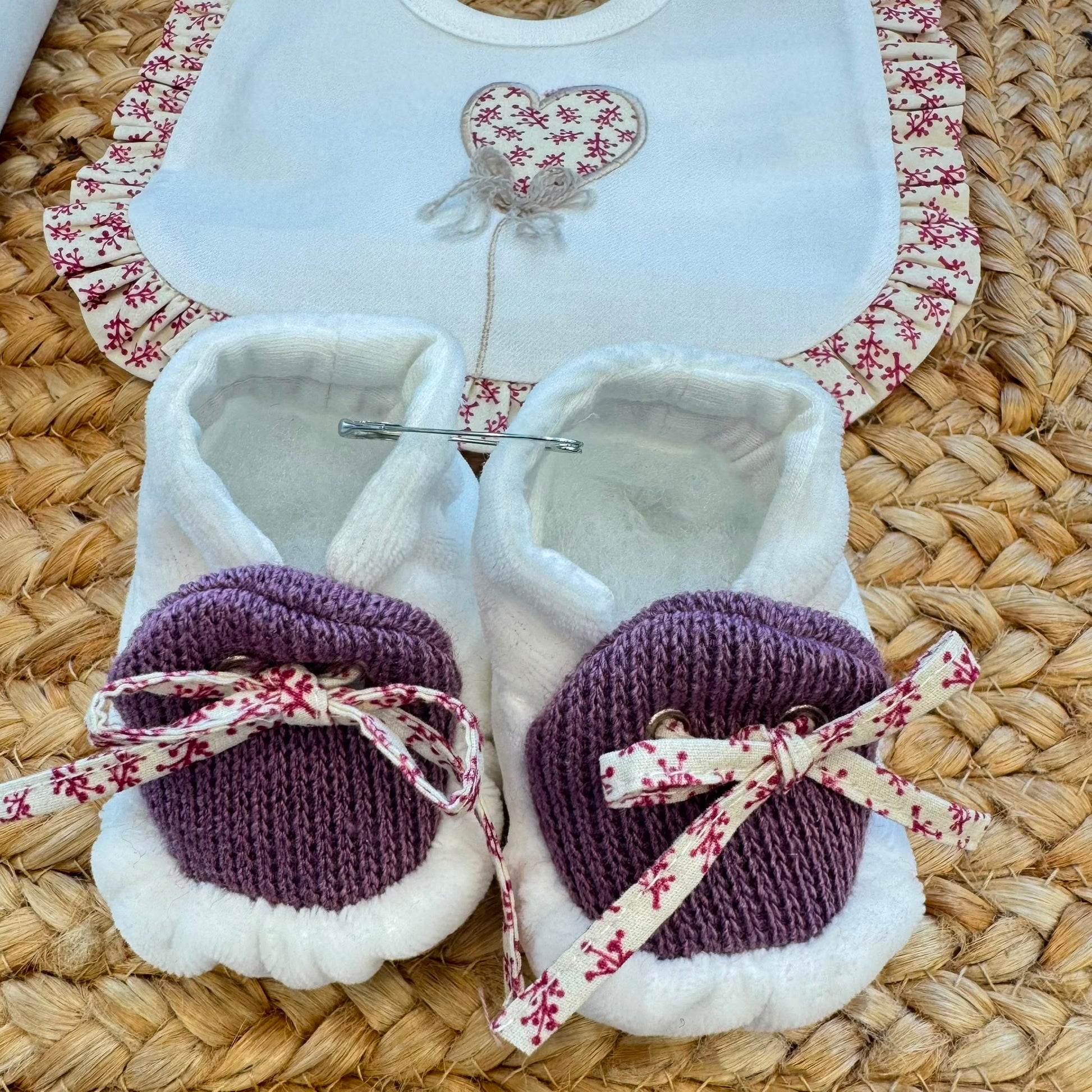 Uscita clinica neonata in ciniglia bianco panna e prugna con tutina, copertina sfoderabile, bavetta, cappellino, scarpine e lenzuolino coordinati.