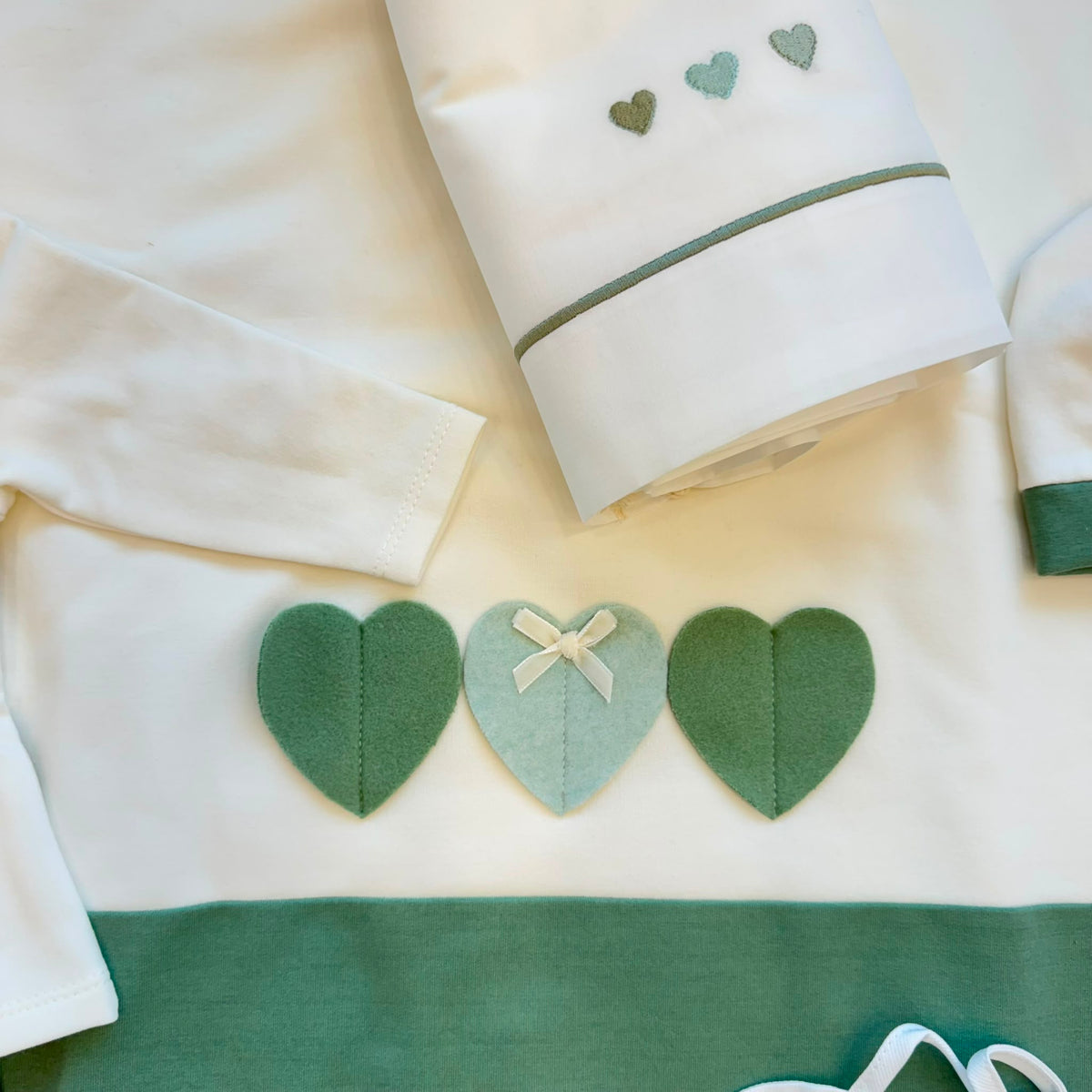Uscita clinica neonata verde in caldo cotone con copertina, maglietta, pantaloncino, cappellino, bavaglino e lenzuolino coordinati.