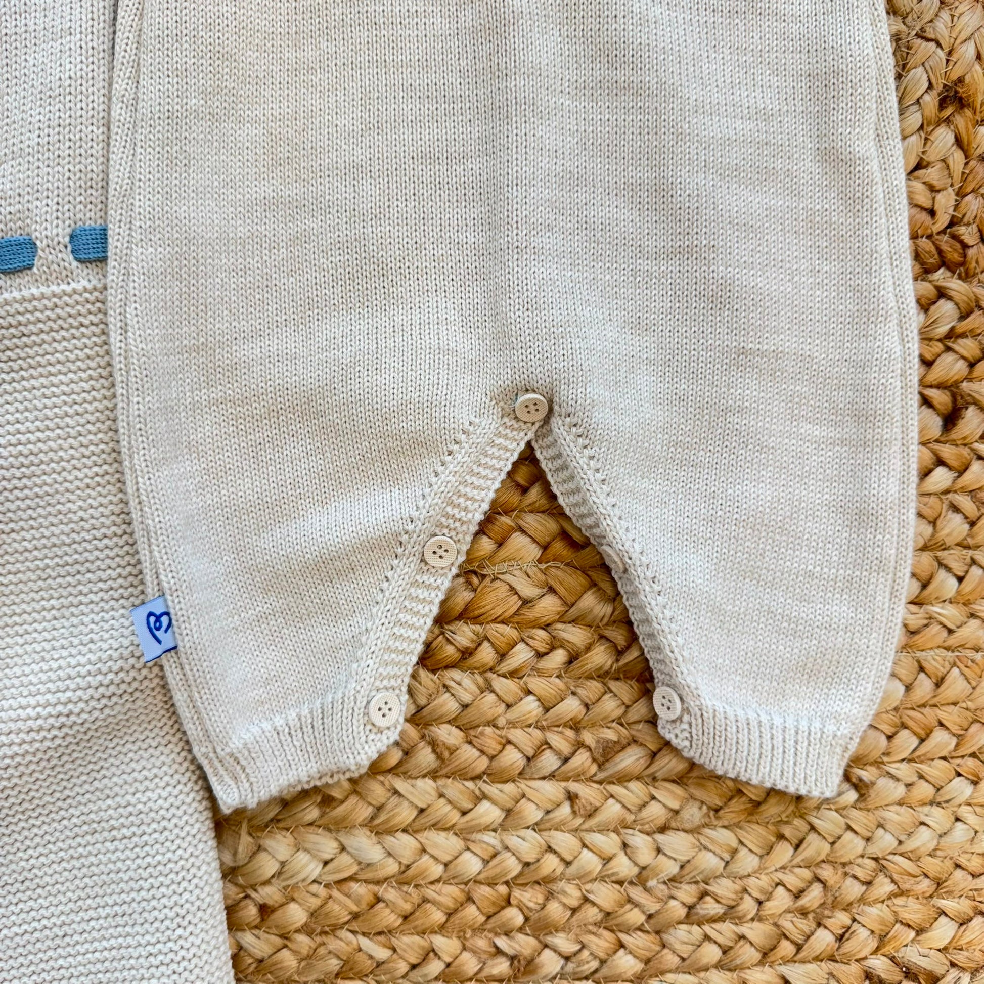 Uscita clinica neonato in lana merino beige con tutina copertina e lenzuolino ricamati