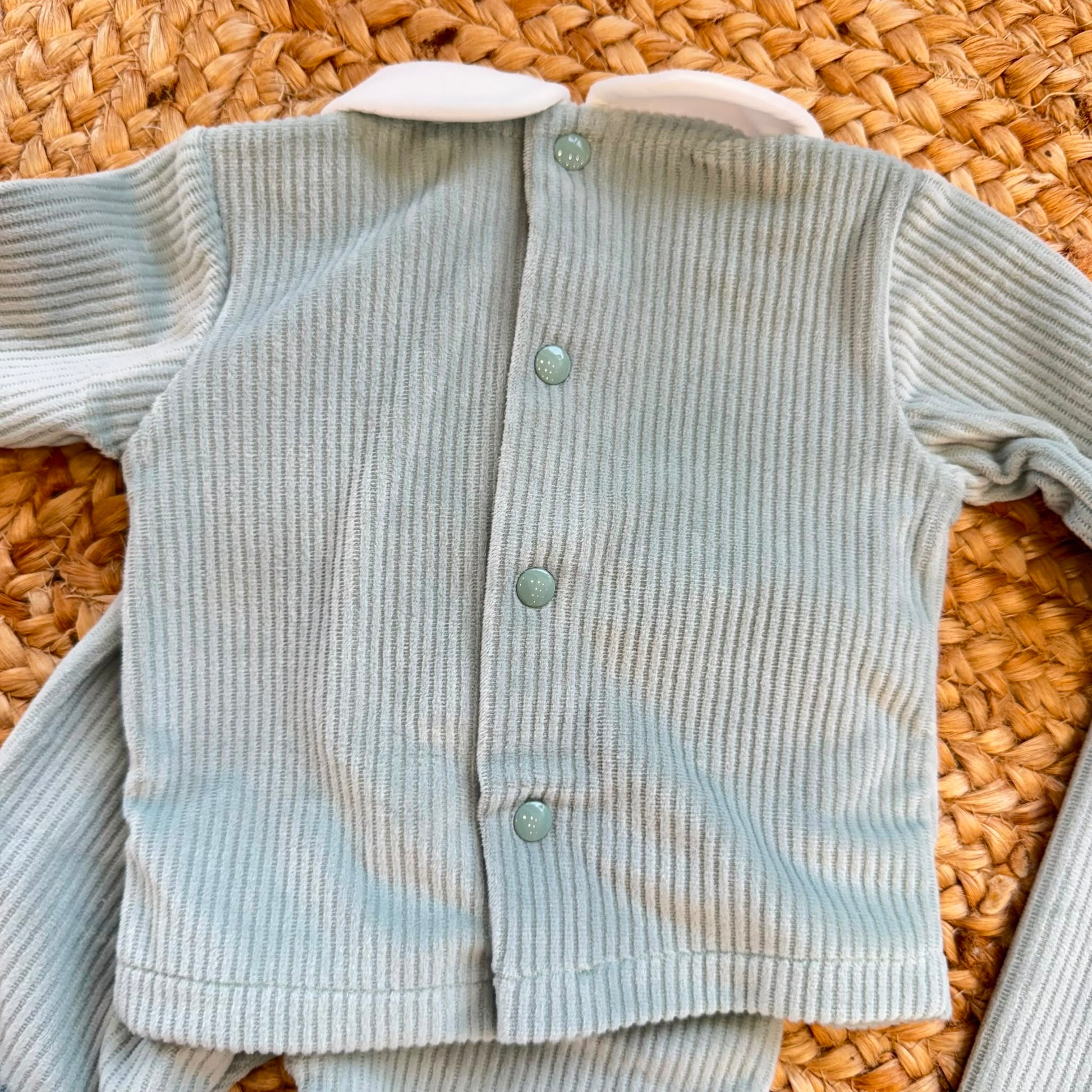 Uscita clinica neonato in ciniglia verde menta con copertina imbottita e lenzuolino ricamato.