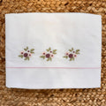 lenzuolino in cotone per culla neonata con fiori ricamati e bordo rosa