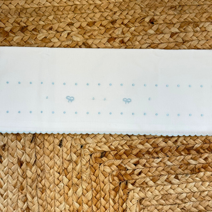 Lenzuolo neonato in cotone ricamato azzurro con fiocchetti