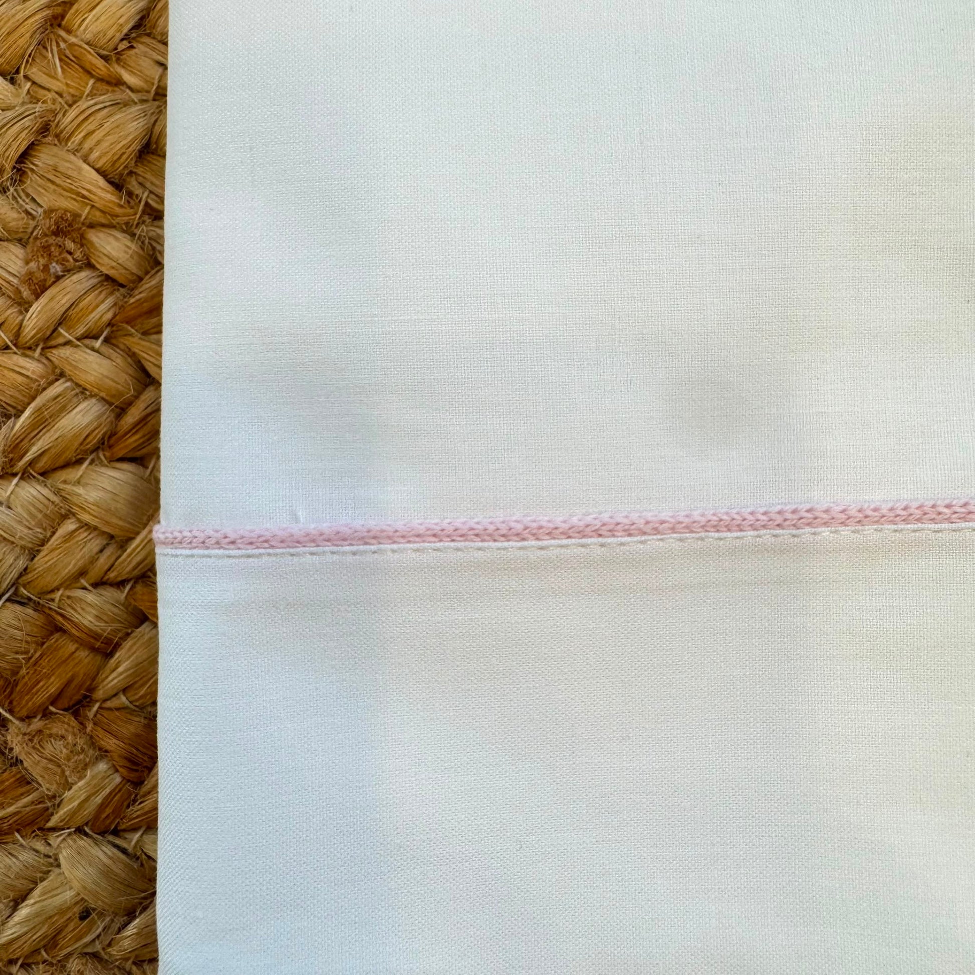 Set lenzuola neonata in cotone bianco con profilo rosa per corredino nascita