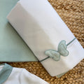 lenzuolo bianco con fascia verde salvia e farfalla