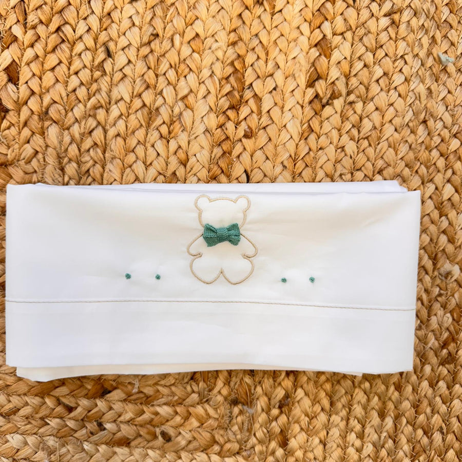 Lenzuolo neonato in cotone con ricamo orsetto verde coordinato