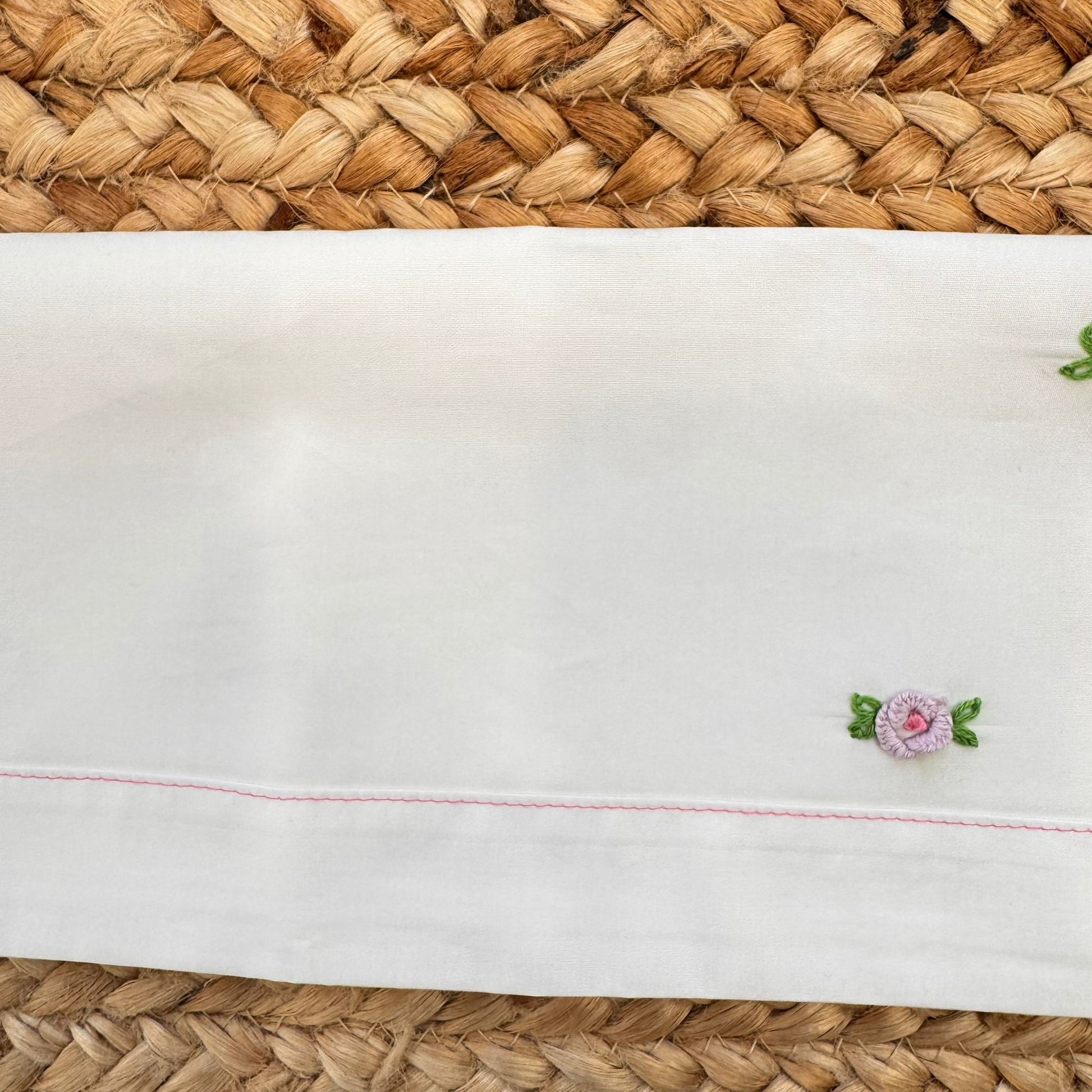 lenzuolo sopra neonata ricamato con fiori rosa