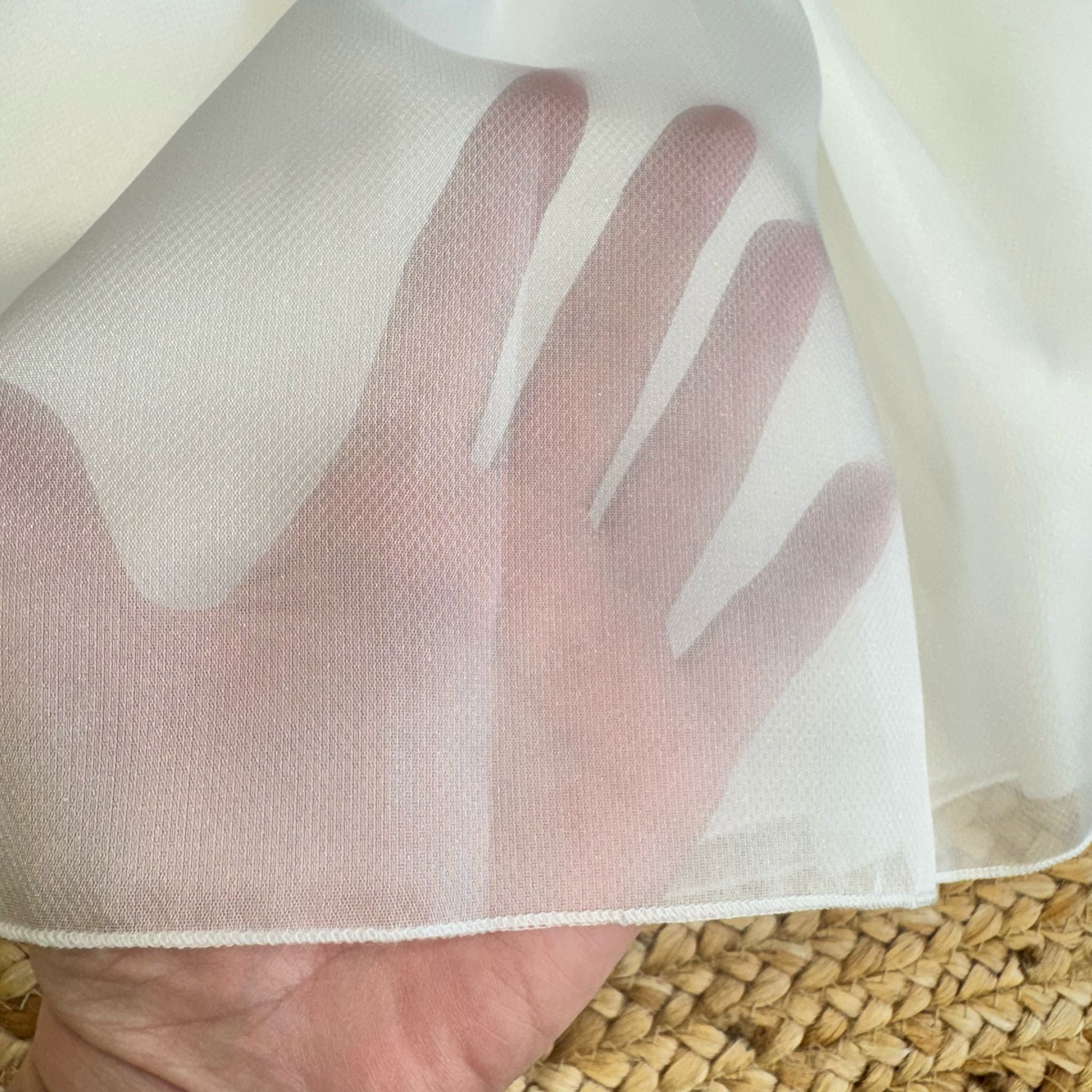 Look battesimo bimba raffinato: abito in pizzo bianco e dettagli rosa cipria