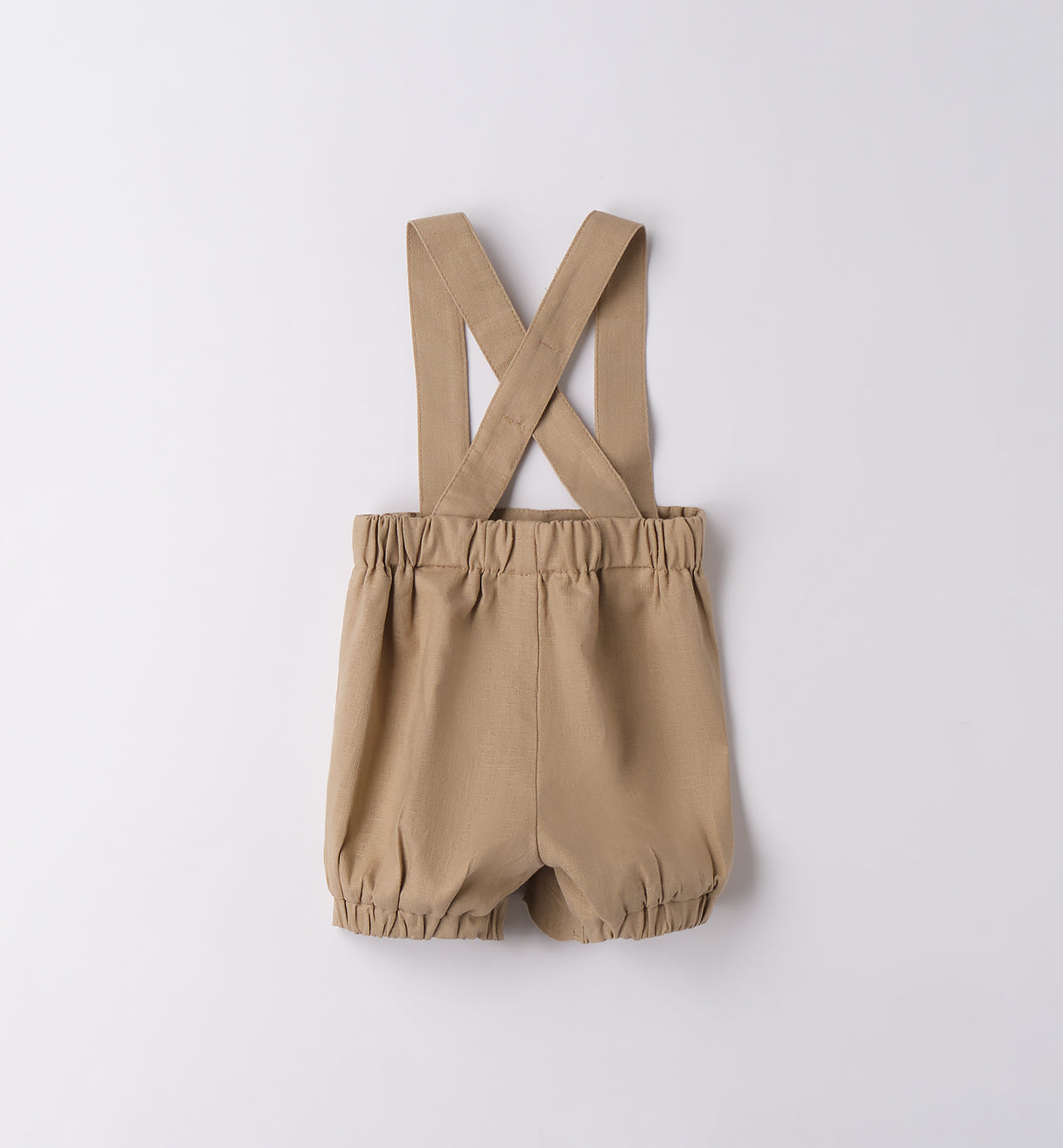 Completo elegante bambino con salopette beige e camicia bianca manica corta