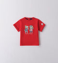 Outfit estivo neonato con salopette corta in jeans e maglietta rossa con orsetti ricamati.