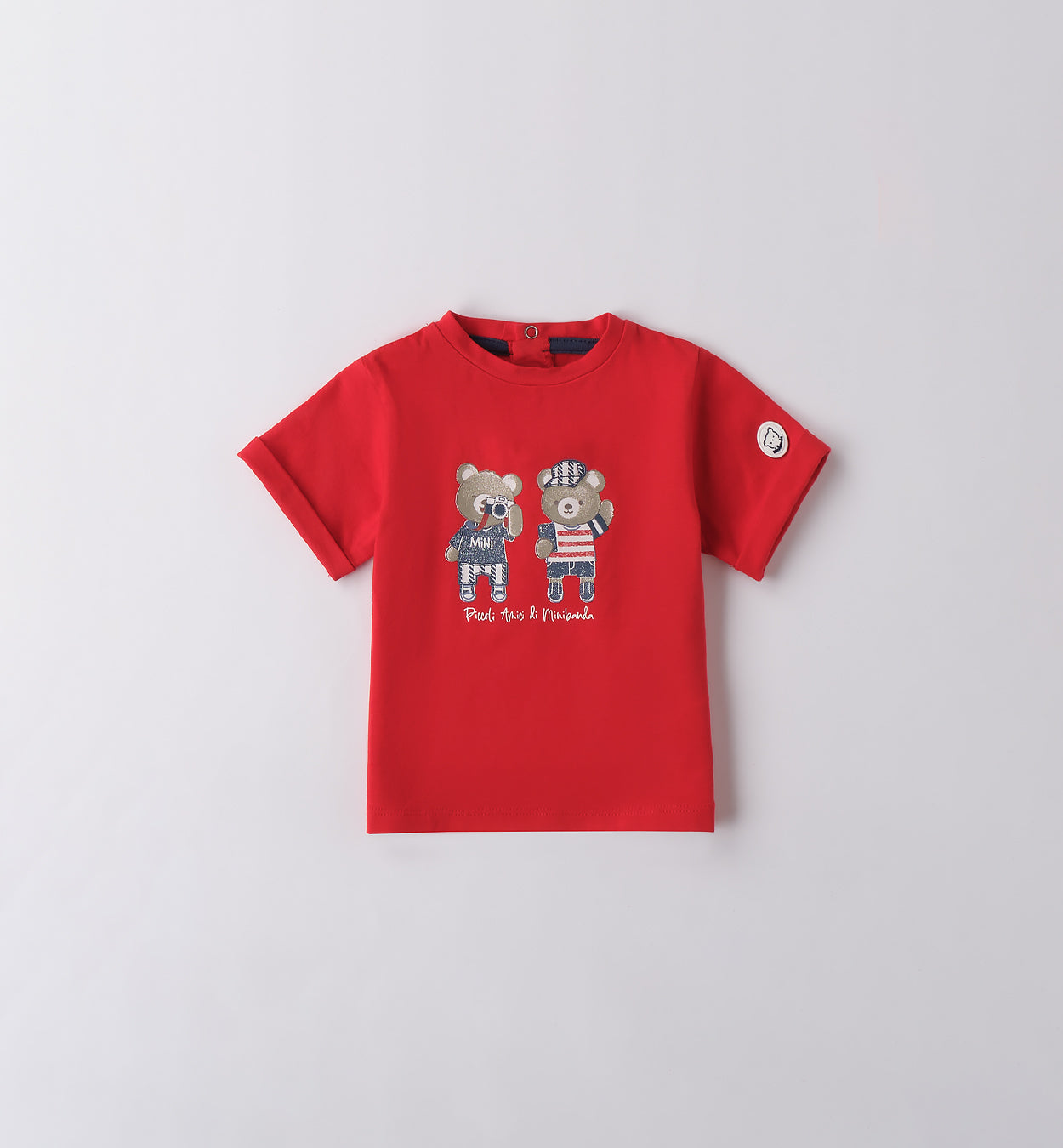 Outfit estivo neonato con salopette corta in jeans e maglietta rossa con orsetti ricamati.