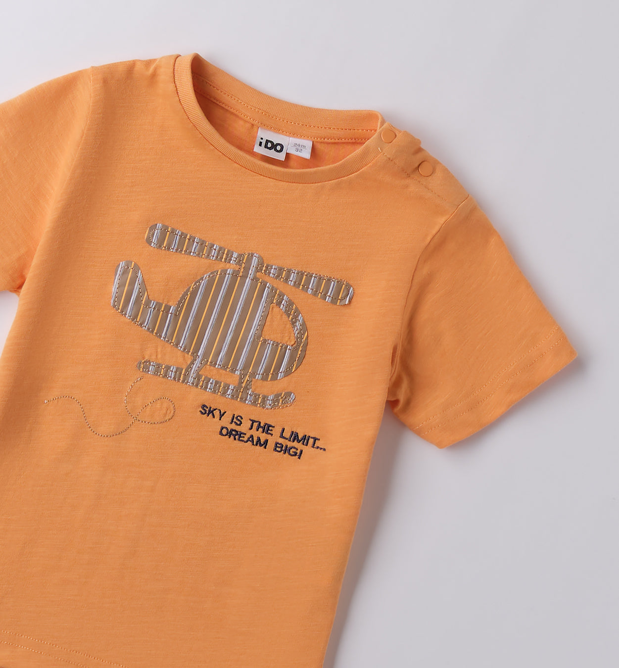 T-shirt arancione con stampa e pantaloncini a righe per bambino, abbigliamento estivo casual.