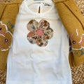 Completo bimba con cardigan lana senape e maglia bianca floreale