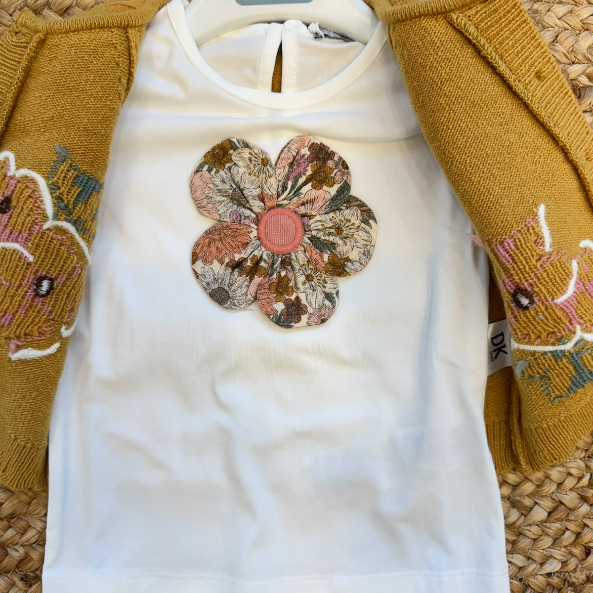 Completo bimba con cardigan lana senape e maglia bianca floreale
