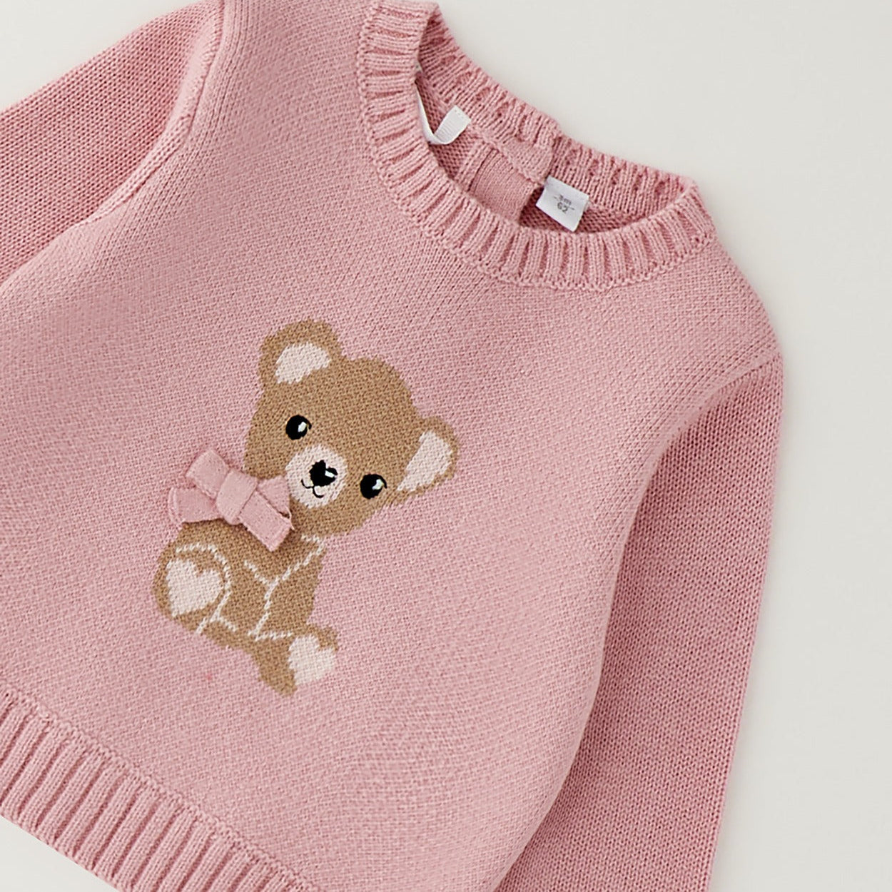 Completo bimba con maglia rosa con orsetto e jeans blu in denim
