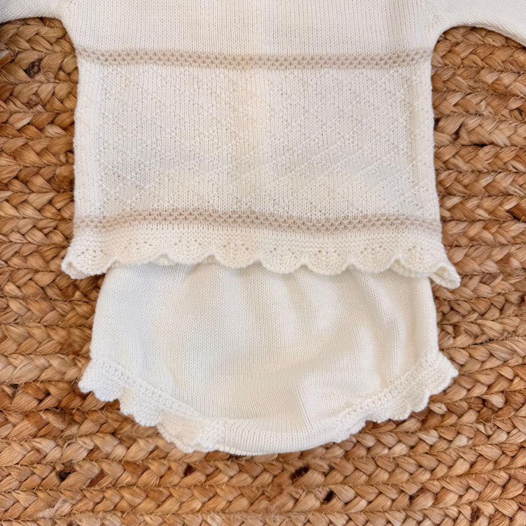 Maglia panna con fiocco centrale e colletto ricamato