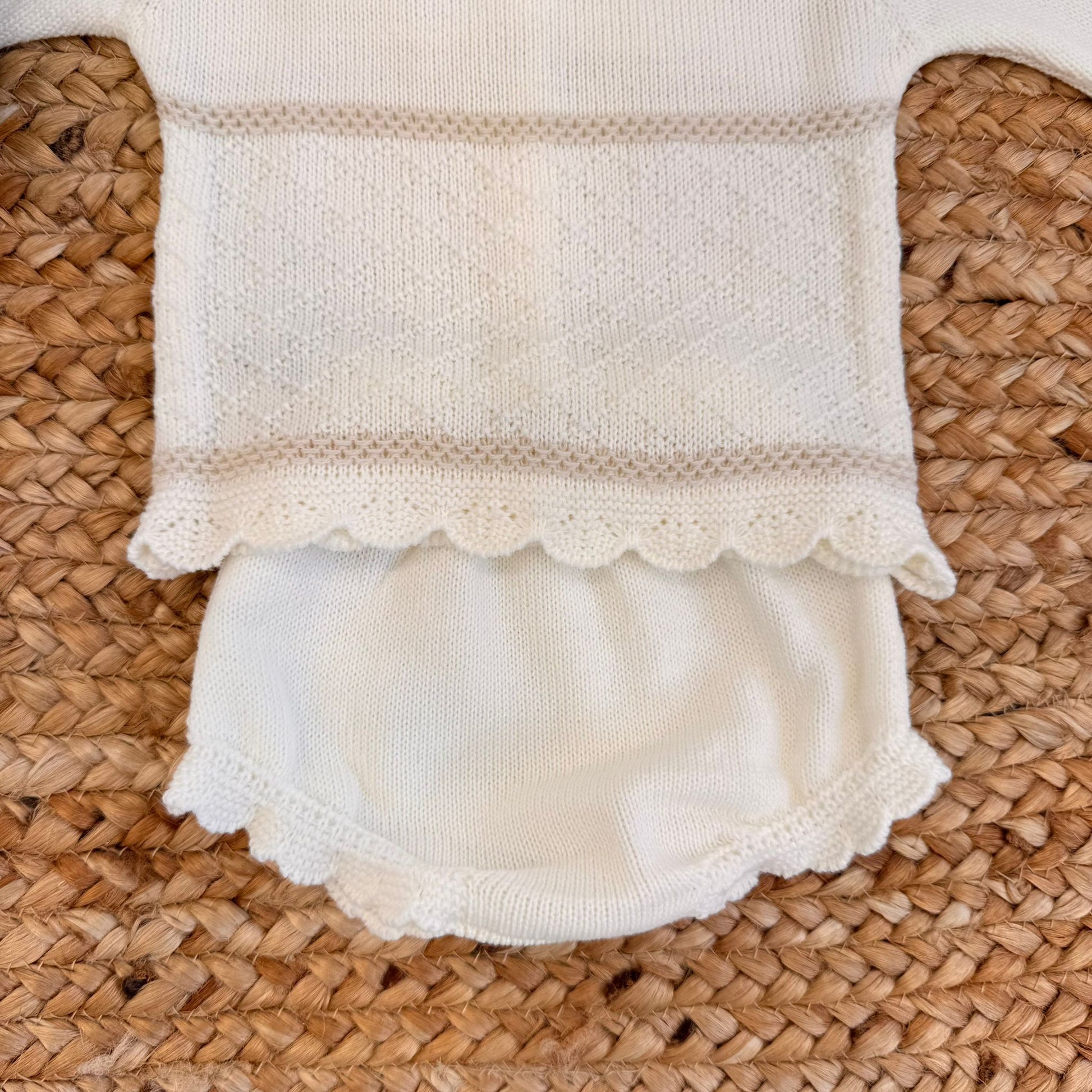 Maglia panna con fiocco centrale e colletto ricamato