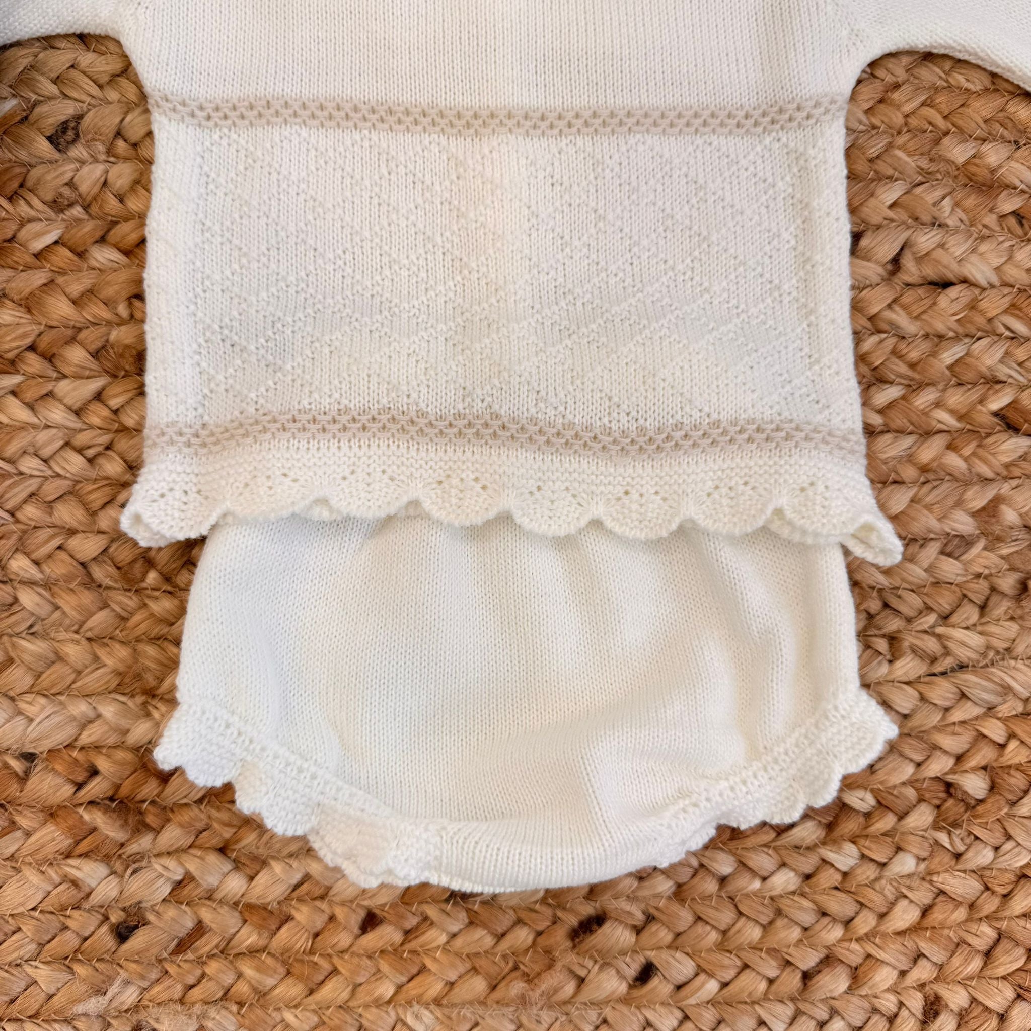 Maglia panna con fiocco centrale e colletto ricamato