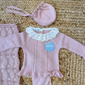 particolare maglia con colletto in pizzo uscita clinica neonata