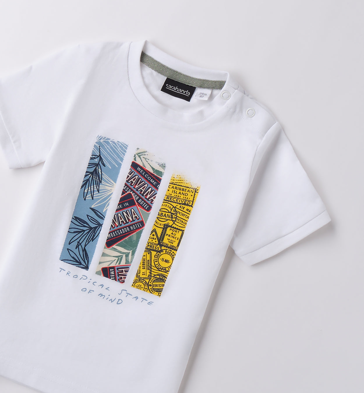 T-shirt bianca con stampa tropicale e pantaloncini gialli per bambino, abbigliamento estivo vivace.