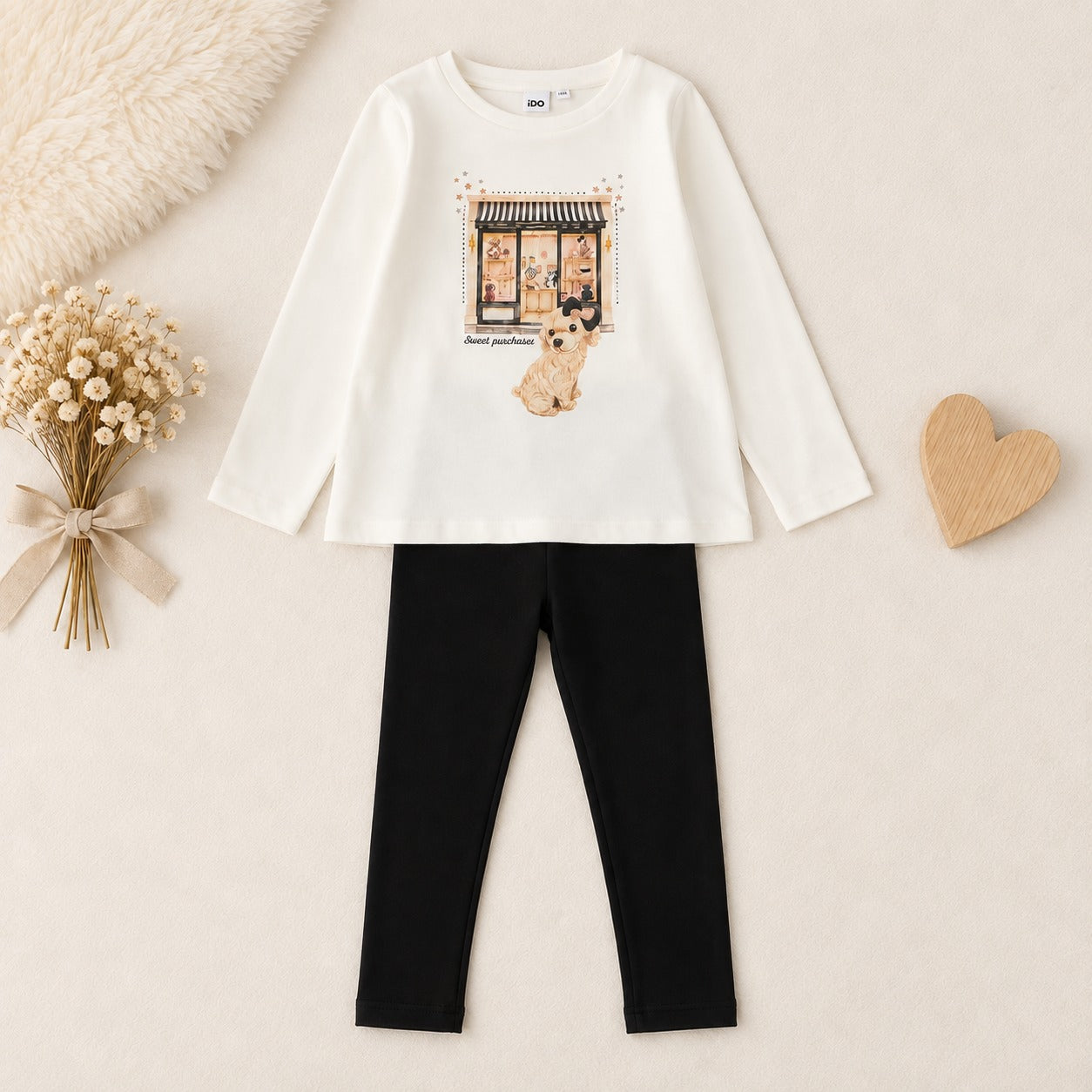 Dettaglio completo bimba con maglia panna stampa cagnolino e leggings neri