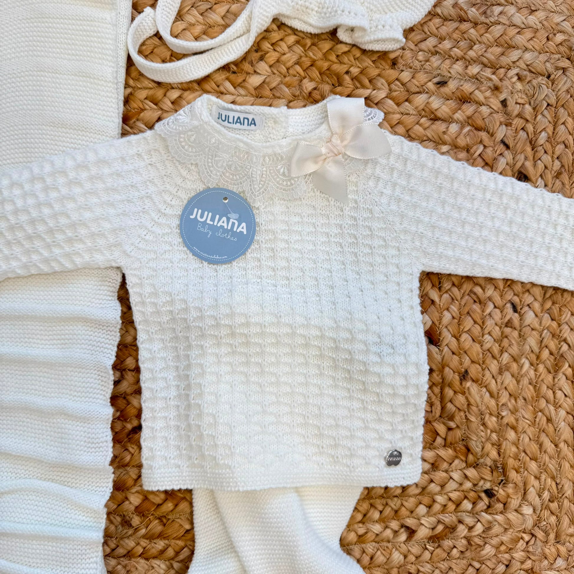 Completo nascita neonata panna con maglia, ghettina e cuffietta in maglia 100% acrilico.