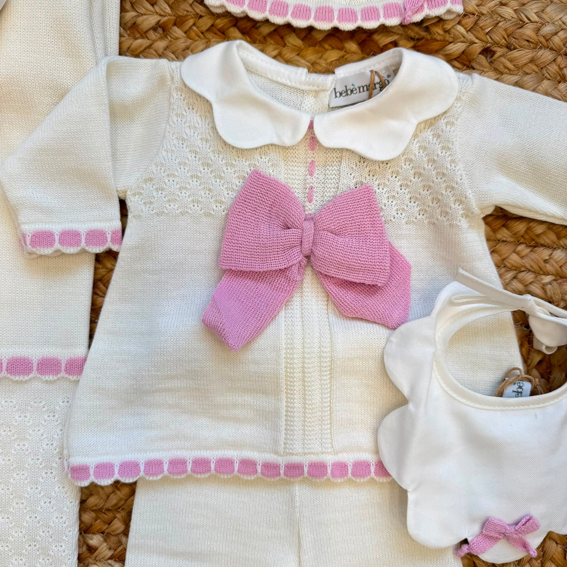 Uscita clinica neonata panna e rosa con maxi fiocchi, copertina, completo e accessori coordinati