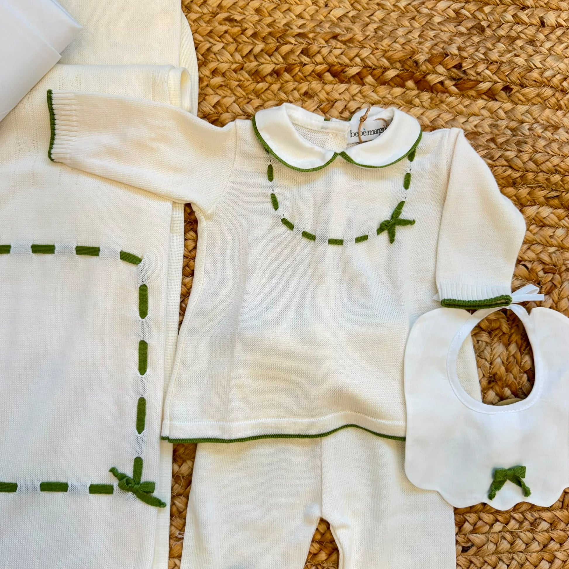 Corredino nascita neonata panna e verde con copertina, completo e accessori coordinati