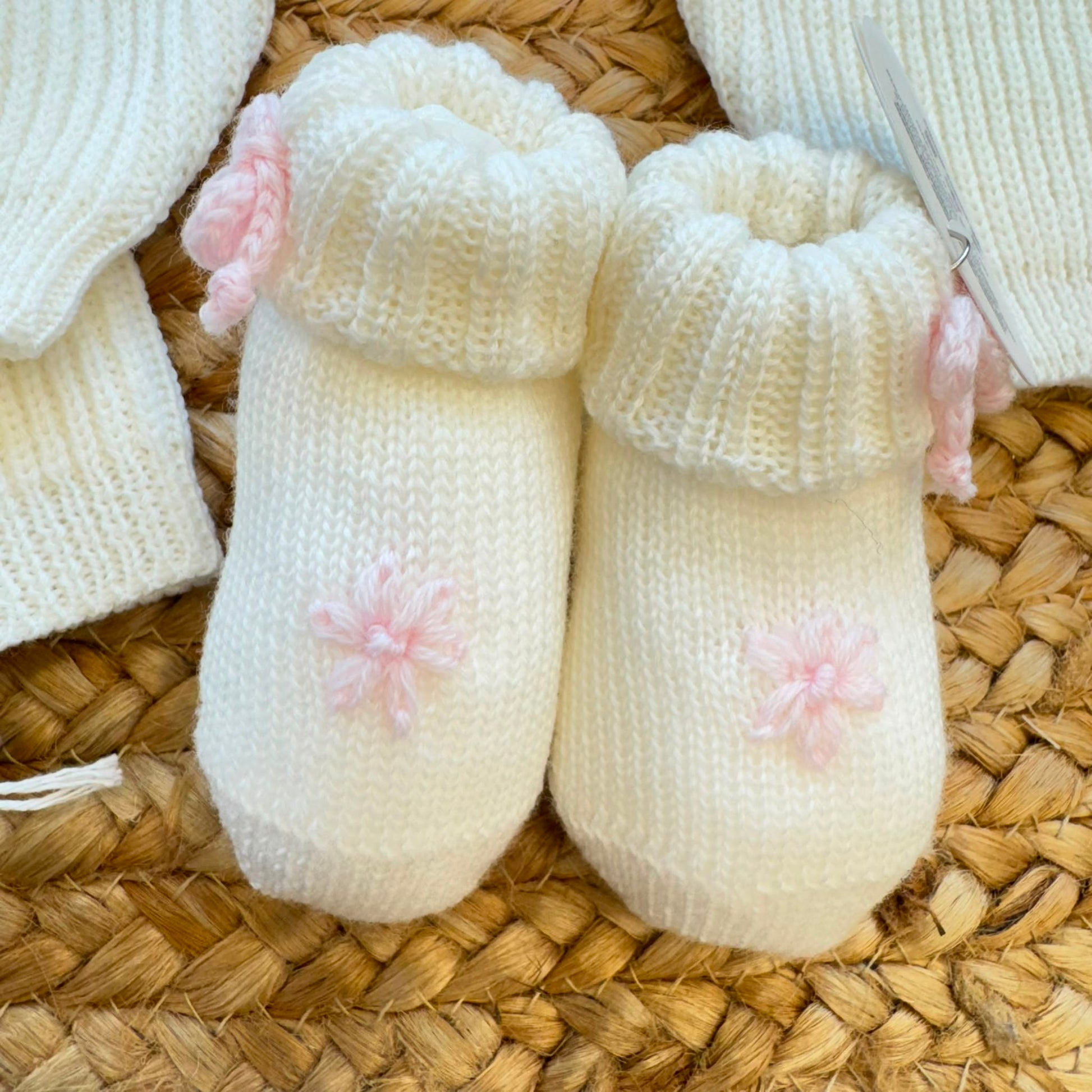 Uscita clinica neonata in pura lana bianco con copertina e ricami floreali realizzati a mano.